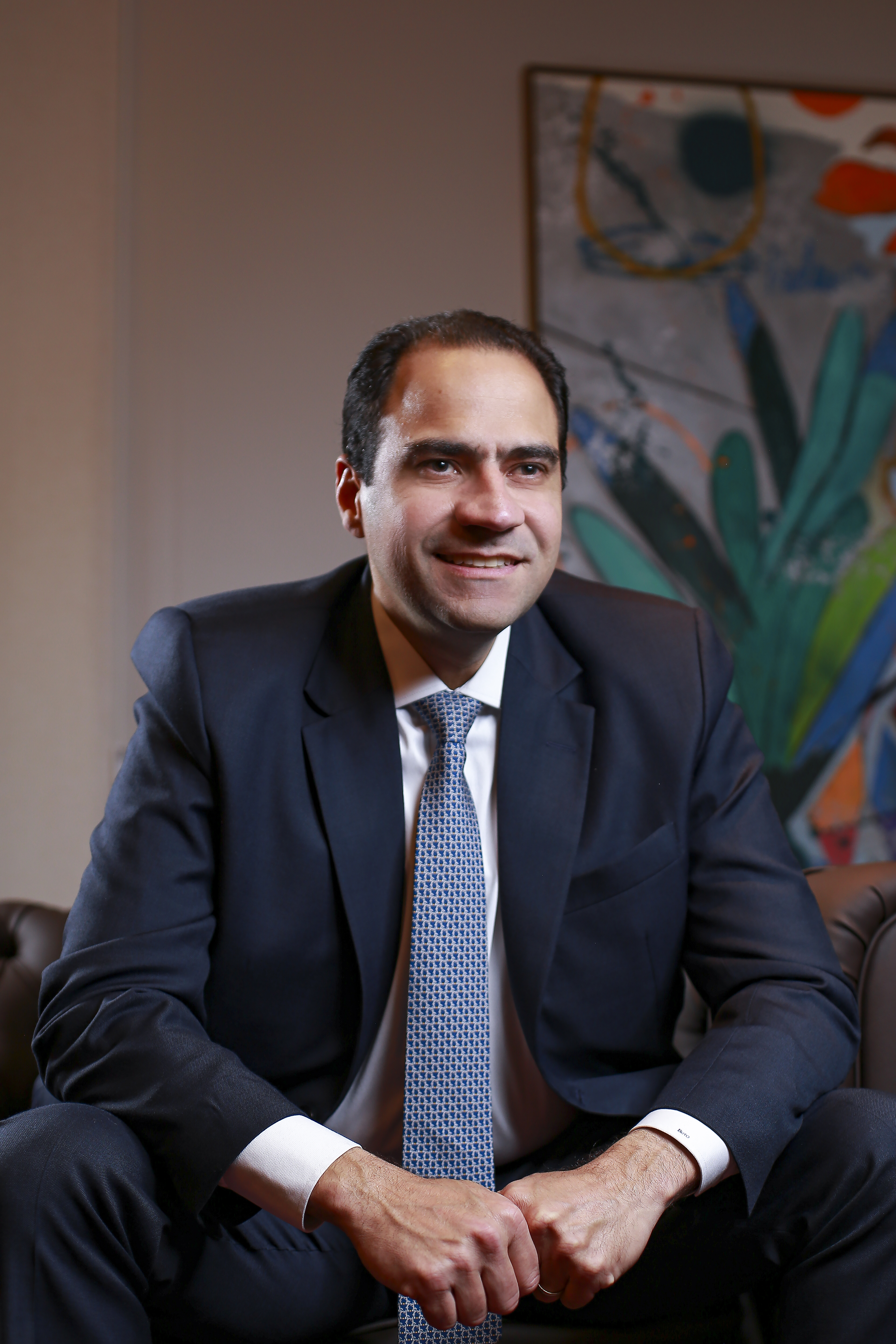 Retrato de Beto Simonetti, presidente nacional da OAB, sentado e vestindo terno azul