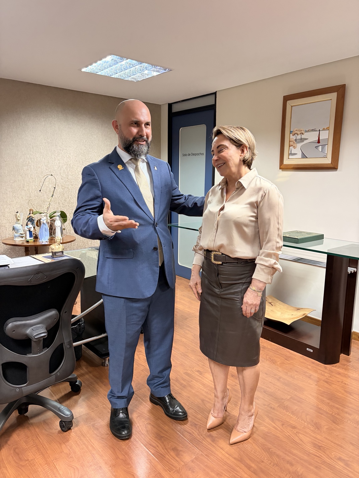 Israel Gonçalves da Graça e a desembargadora federal Maria do Carmo Cardoso durante a interlocução com a Presidência do TRF1.
