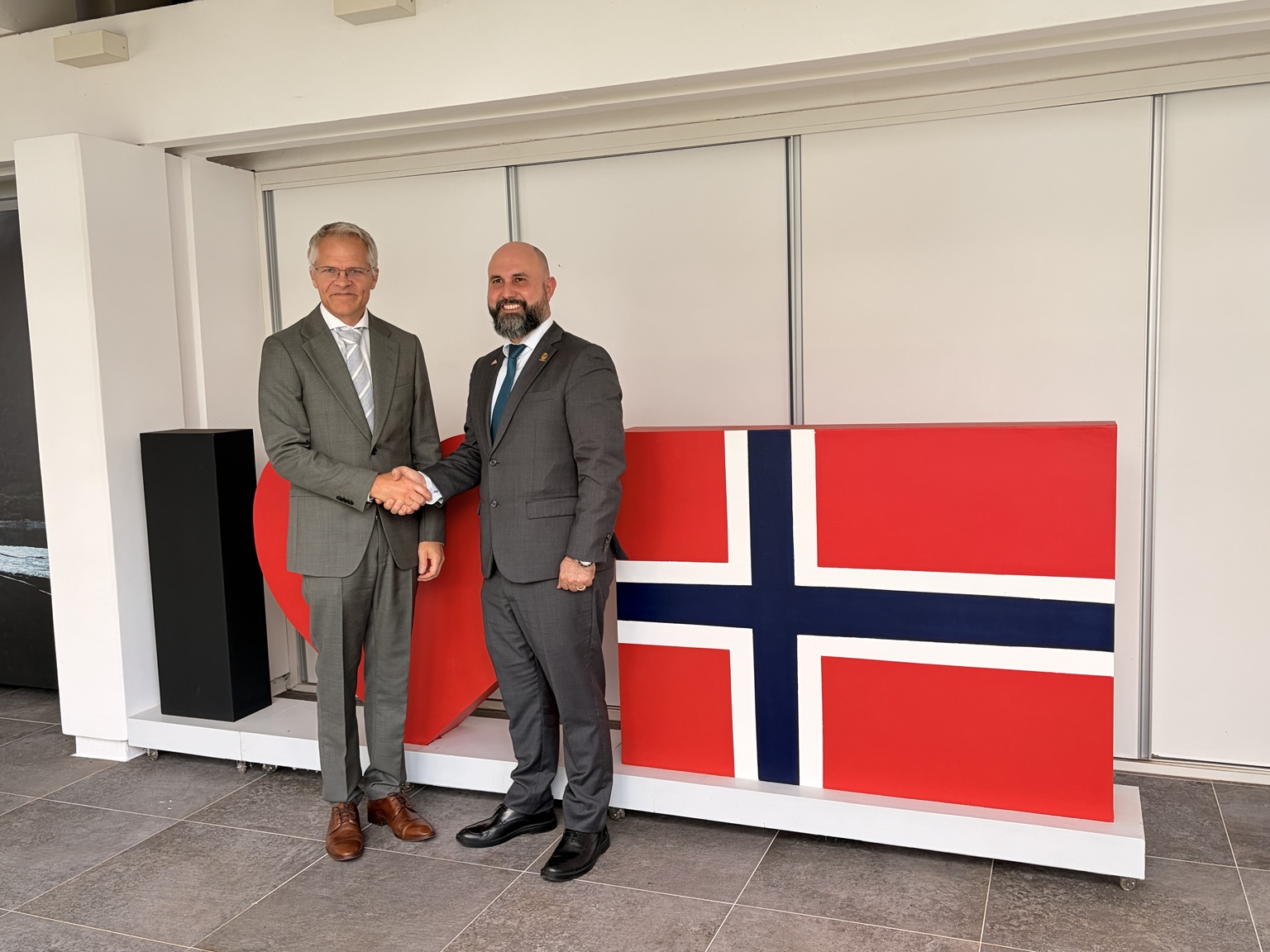 Israel Gonçalves da Graça e o embaixador Kjetil Elsebutangen no encontro com a representação diplomática da Noruega.