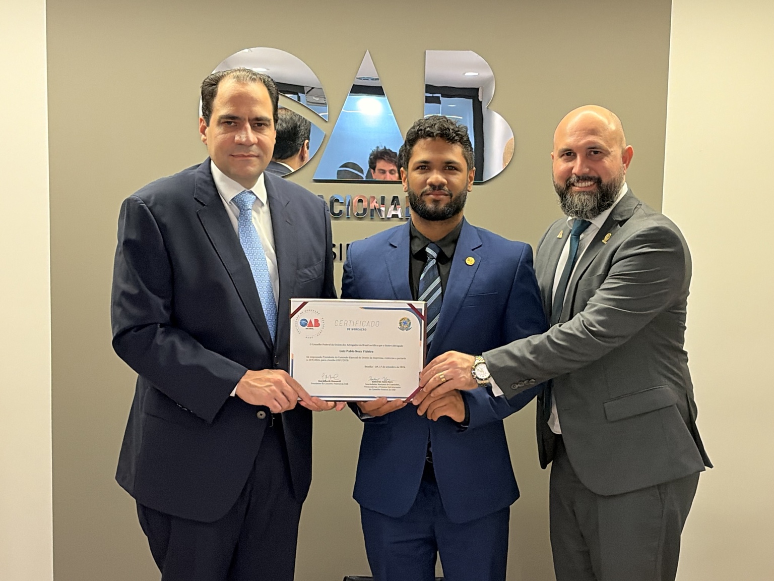 Beto Simonetti, Luiz Pablo Nery Videira e Israel Gonçalves da Graça na entrega do certificado de nomeação na OAB Nacional.
