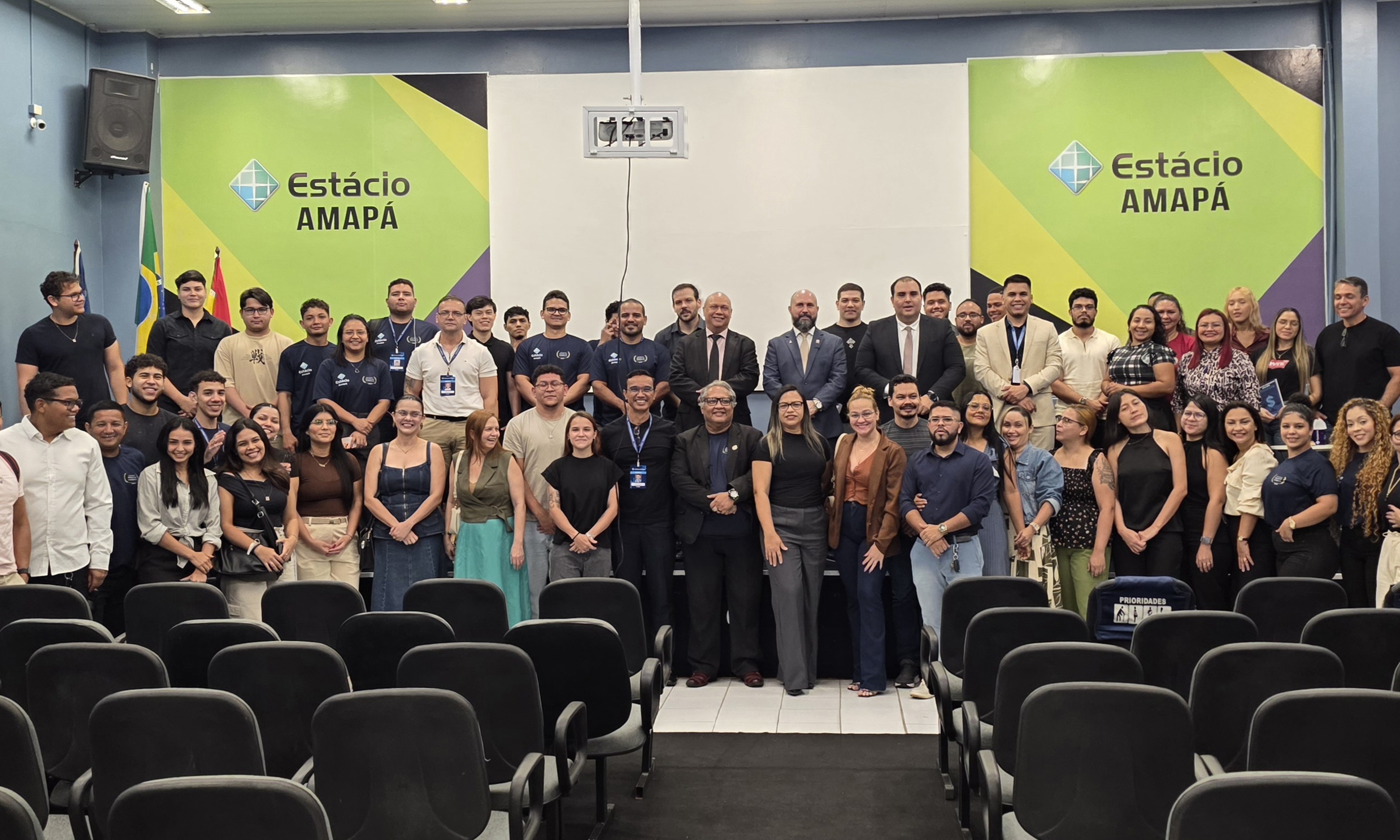 Foto coletiva dos participantes no auditório da Estácio Amapá, em outro registro do encontro.