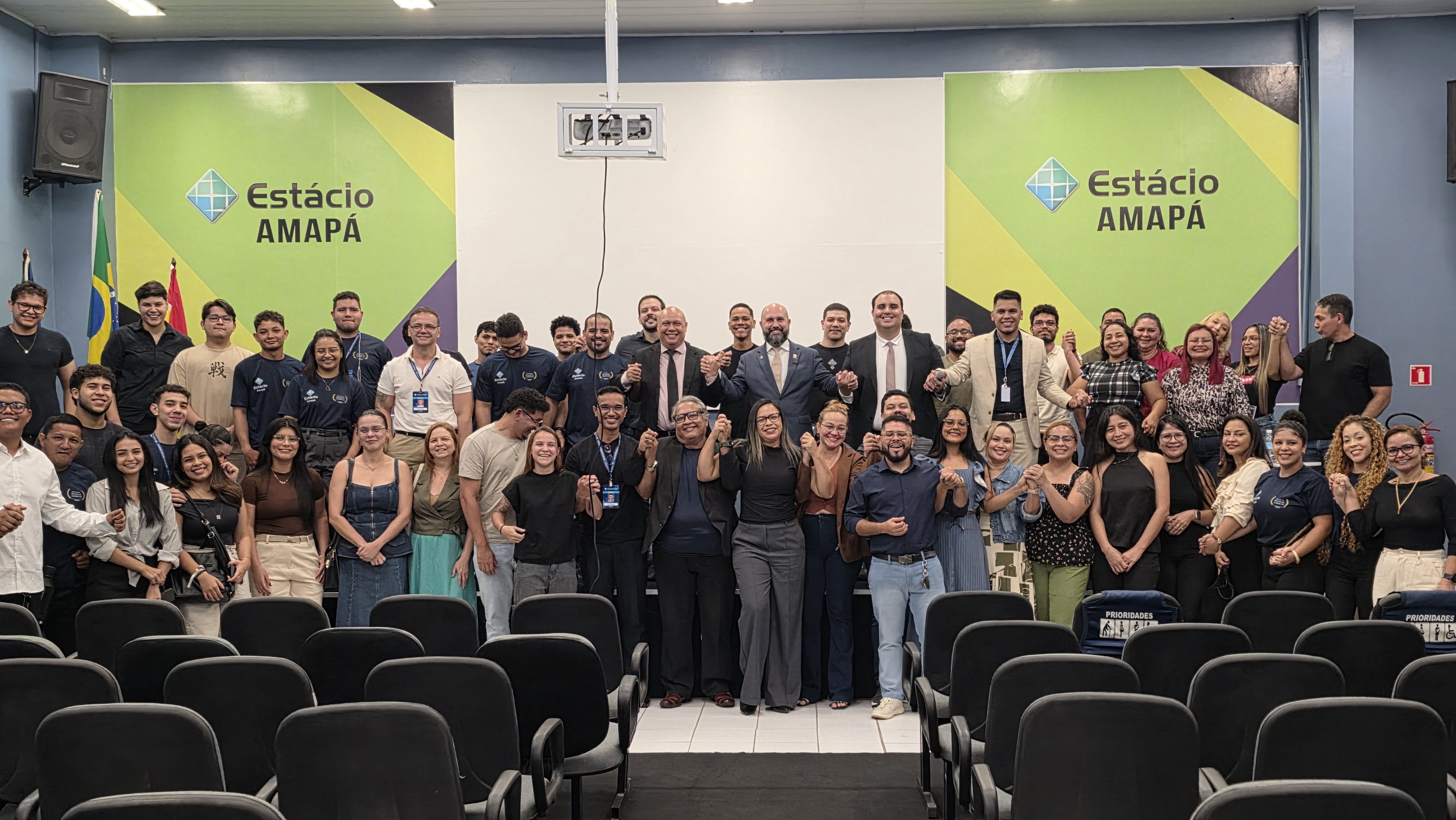 Registro coletivo de Israel Gonçalves da Graça e participantes da palestra Amapá na Margem Equatorial, no auditório da Estácio Amapá.