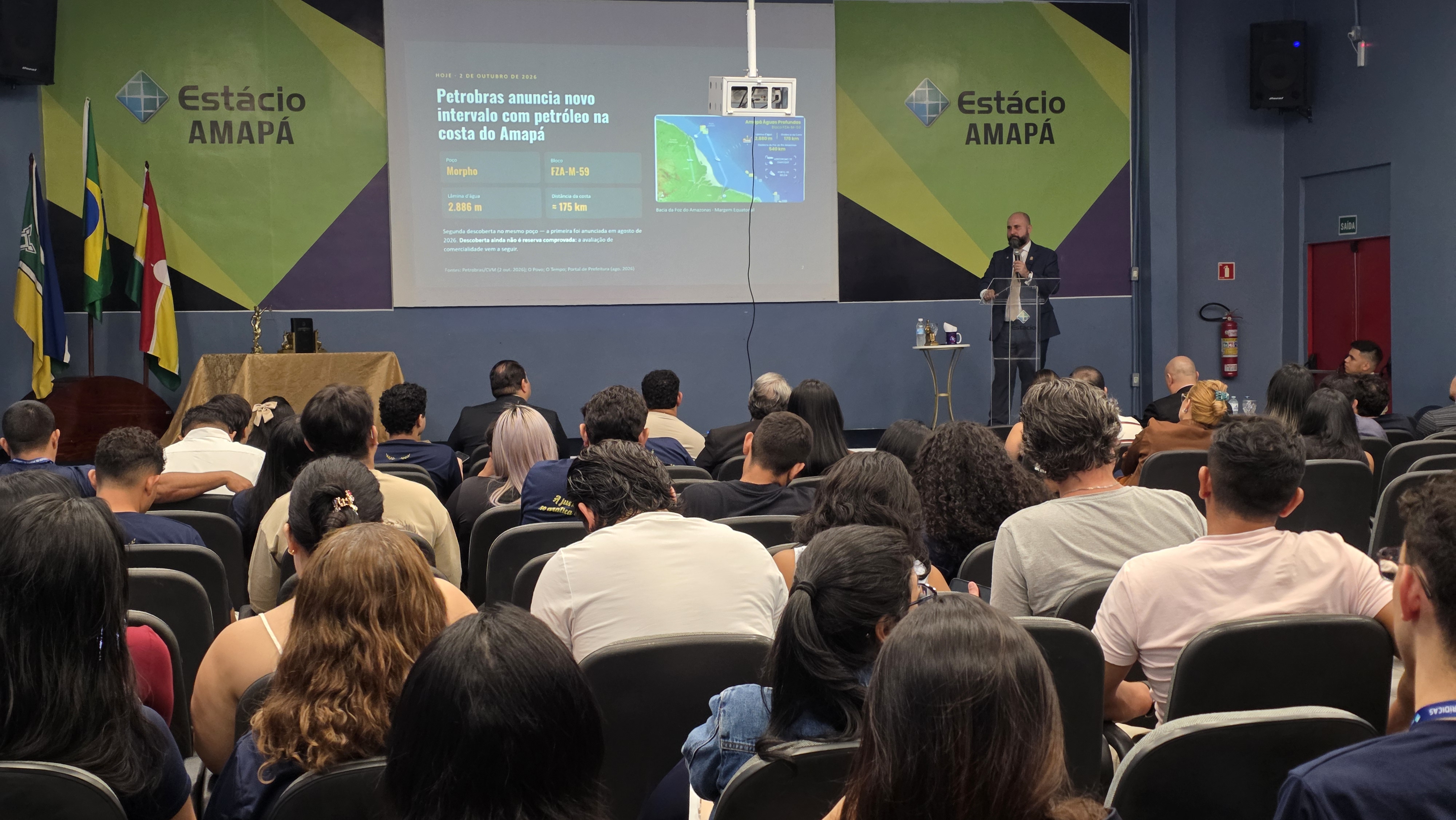 Público acompanha a palestra no auditório da Estácio Amapá.